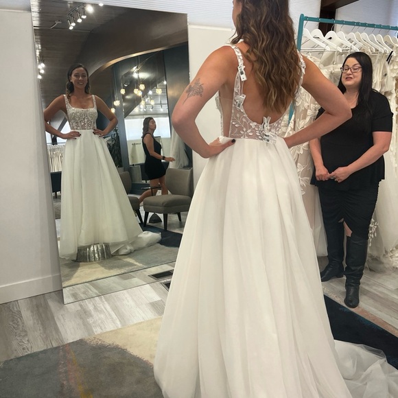 Made with Love | Huxley Flowy Wedding Dress | Size 10 - Picture 5 of 5